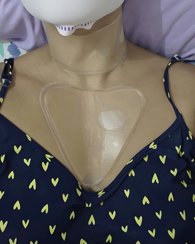 Foto real de compradora usando o adesivo